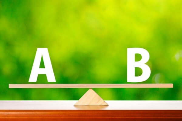 「A」「B」が秤にかけられて比較されている画像