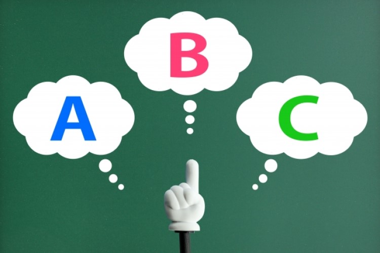 A、B、Cのどれを選択しようか指が迷っている画像